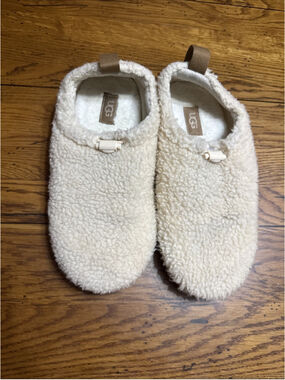 UGG Women's Plushy Slipper Size 9
